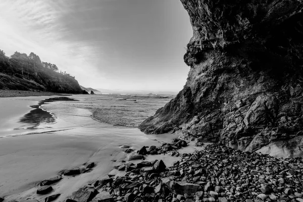 B & W of beach in Oregon . — стоковое фото