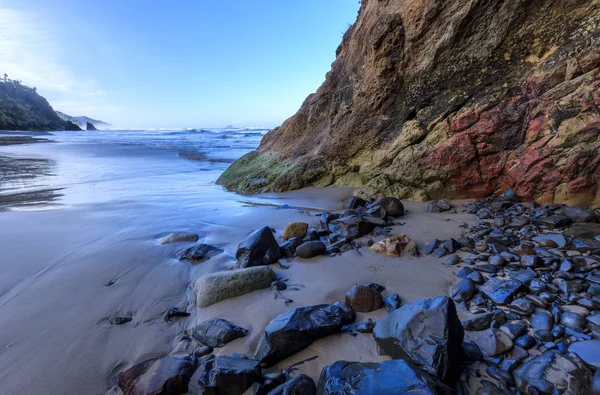 Влажные камни на пляже . — стоковое фото