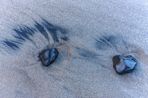 Duas rochas na areia . — Fotografia de Stock