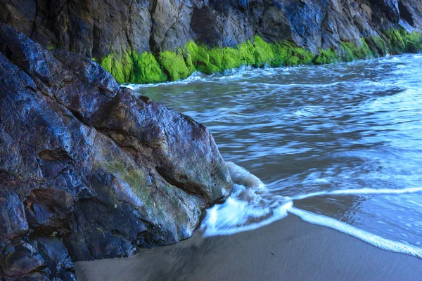 El agua corre hacia la playa . — Foto de Stock