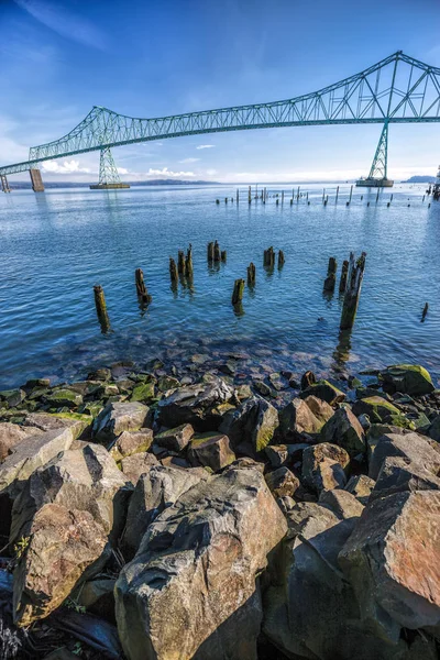 Astoria köprüye giden kayalar. — Stok fotoğraf