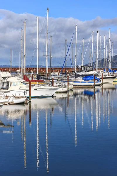 Barcos em uma marina em um dia de sol . — Fotografia de Stock