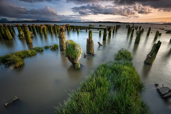 Glattes Wasser durch lange Belichtung. — Stockfoto