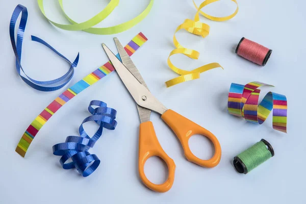 Craft objects such as scissors, ribbon, and thread. — Stock Photo, Image