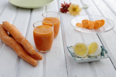 Havuç suyu ve haşlanmış yumurta..