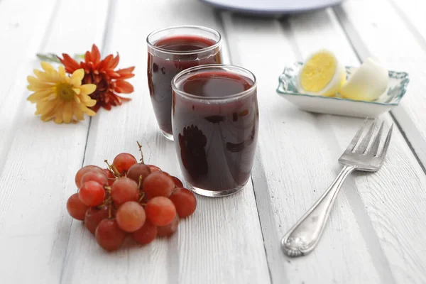 Uma refeição saudável de uvas, suco de uva e ovo cozido . — Fotografia de Stock