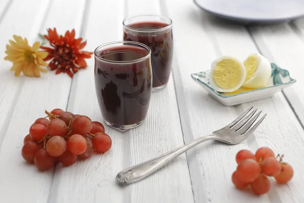 Frukt, drikke og et hardkokt egg . – stockfoto