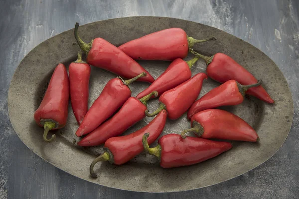 Atelierübersicht über rote Paprika auf einem Teller. — Stockfoto