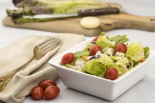 Salade met cherry tomaten. — Stockfoto