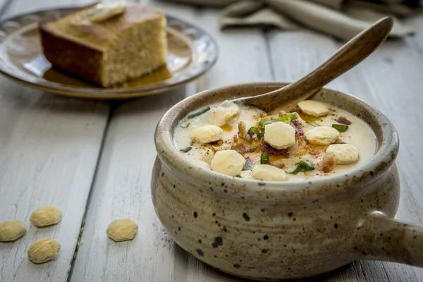 Zelfgemaakte soep en kant van maïsbrood. — Stockfoto