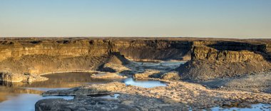 Öğleden sonra Coulee City, Washington yakınlarındaki Dry Falls eyalet parkında bir panorama..
