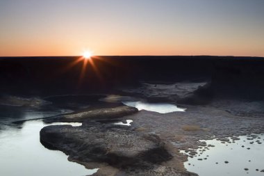 Coulee City, Washington yakınlarındaki Dry Falls Eyalet Parkı 'nda güzel bir gün doğumu..