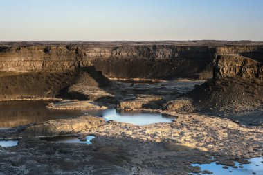 Coulee City yakınlarındaki Dry Falls Eyalet Parkı, öğleden sonra geç saatlerde.