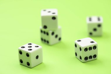 Farklı numaralandırılmış zarların kavramsal fotoğrafı.