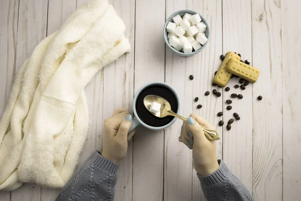 Una Visión General Poner Cubo Azúcar Una Taza Café Negro — Foto de Stock