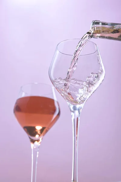 Şarap Kadehine Gül Şarabı Doldurmanın Konsept Stüdyo Görüntüsü — Stok fotoğraf