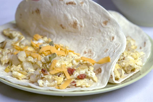 Primo Piano Due Burrito Colazione Cosparso Formaggio Cheddar Triturato — Foto Stock