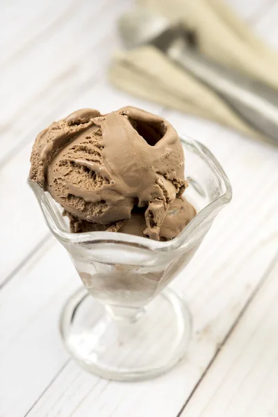 おいしいチョコレートアイスクリームを閉じます チョコレートアイスクリームのいくつかのスクープのガラス料理の終わり — ストック写真