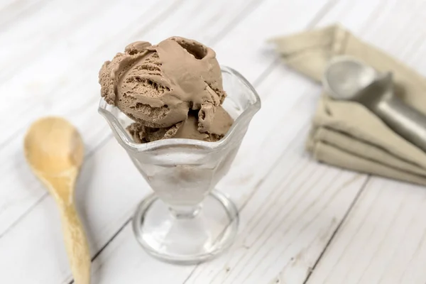 Glasskål Med Chokladglass Närbild Glasskål Med Några Skopor Chokladglass — Stockfoto