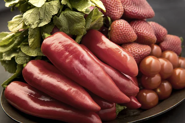 Surtido Frutas Verduras Rojas Plato Que Consiste Pimientos Tomates Cherry — Foto de Stock