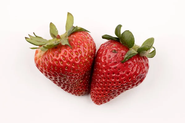 Zwei Köstliche Und Frische Erdbeeren Auf Reinweißem Hintergrund — Stockfoto