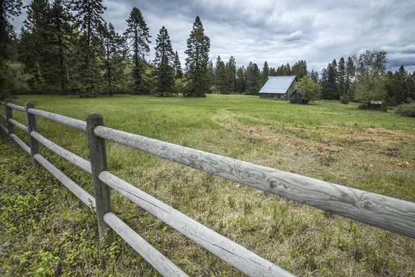 Une Clôture Bois Une Grange Fond Dans Nord Idaho — Photo