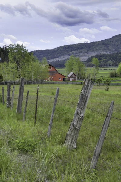 Ein Alter Zaun Führt Einer Roten Scheune Norden Von Idaho — Stockfoto