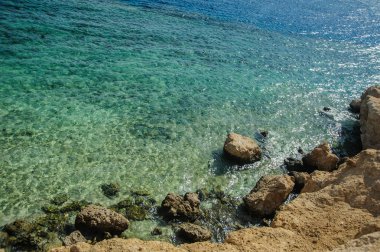 Turkuaz deniz ve taş