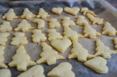 Noel kurabiyeleri masada. 