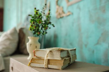 kitap vazo çiçekler