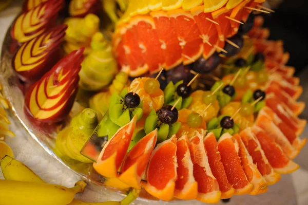 Gyümölcs dekoráció hattyú desszert — Stock Fotó