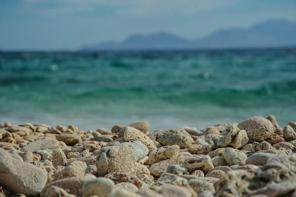 绿松石海和沙滩上的石头 — 图库照片