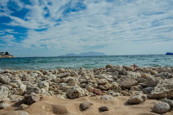 绿松石海和沙滩上的石头 — 图库照片