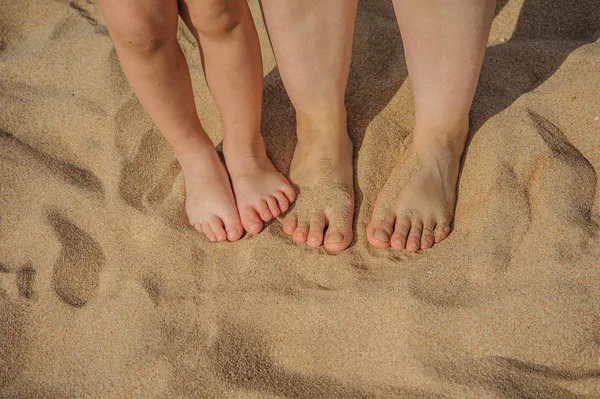 Piernas de niño en la playa de arena — Foto de Stock