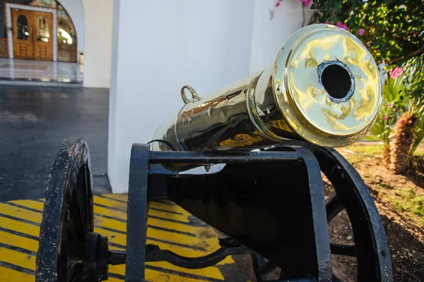 Старовинна гармата металева гармата — стокове фото