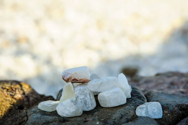Белый прозрачный камень — стоковое фото