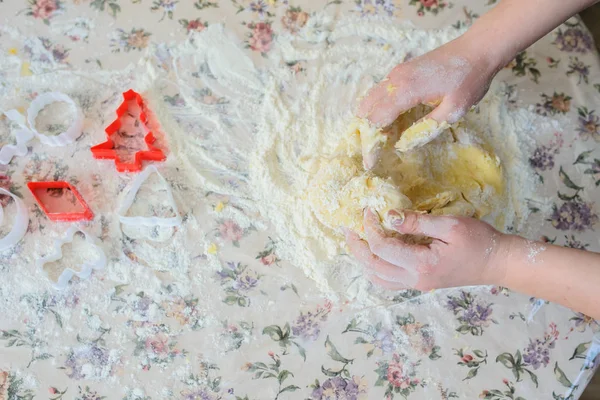 Dooing dough for christmas cookies — Stock Photo, Image