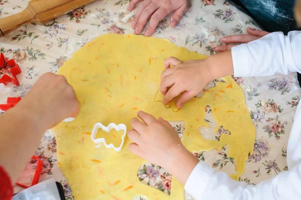 Které tvoří soubory cookie z těsta — Stock fotografie