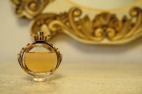 Butelka prezent Woda toaletowa perfumy — Zdjęcie stockowe