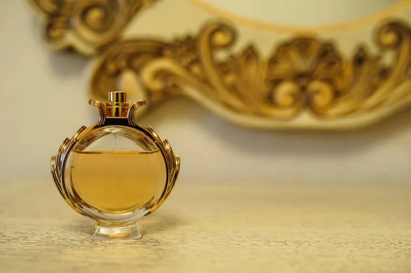 Bouteille cadeau eau de toilette parfum — Photo