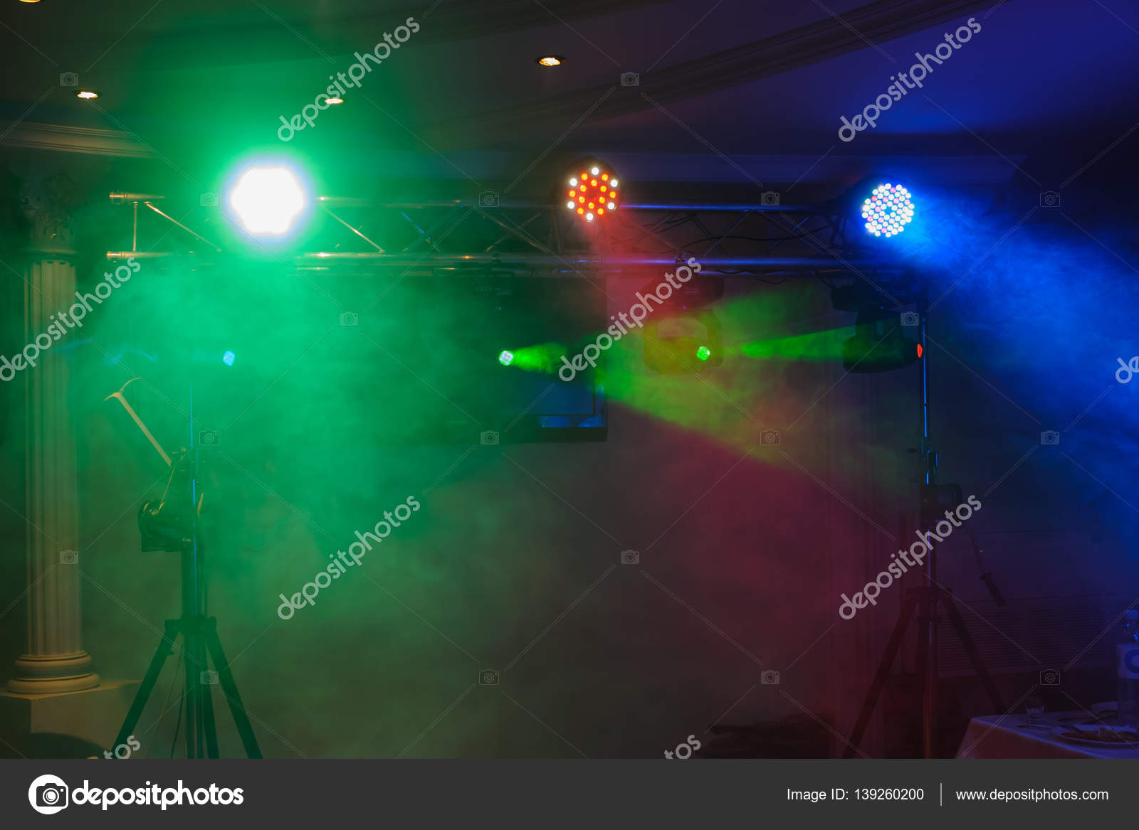 https://st3.depositphotos.com/10464304/13926/i/1600/depositphotos_139260200-stockafbeelding-disco-verlichting-en-toon.jpg