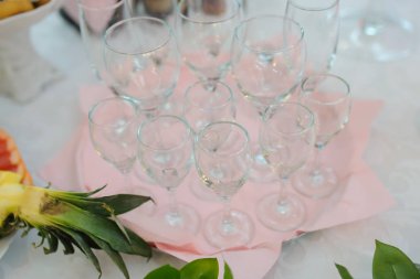 Şarap bardağım boş 