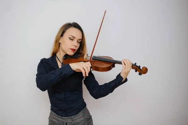 Mujer joven con violín —  Fotos de Stock