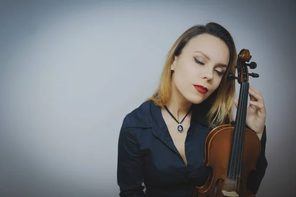 Giovane donna con violino — Foto Stock