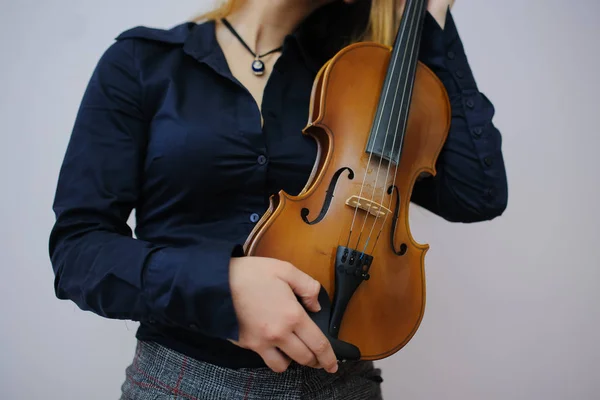 Młoda kobieta ze skrzypcami — Zdjęcie stockowe