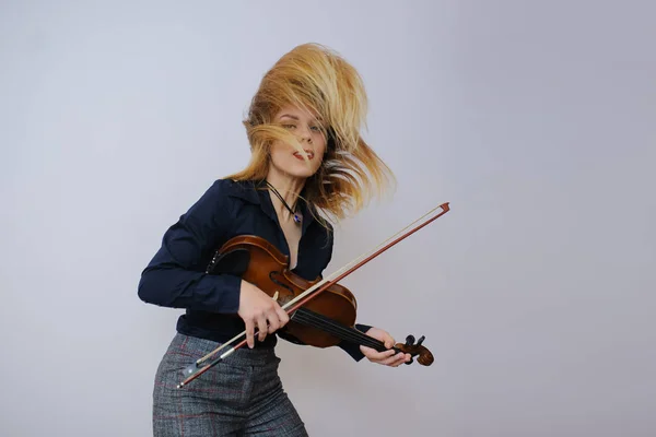 Mladá žena s houslemi — Stock fotografie