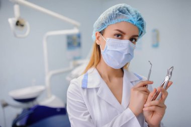 Genç kadın dişçi