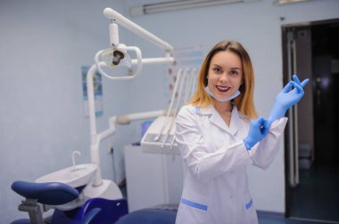 Genç kadın dişçi
