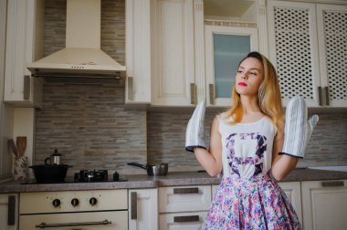 Fırın eldivenleri ile mutlu ev kadını 