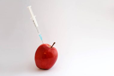 Şırınga ile kırmızı elma